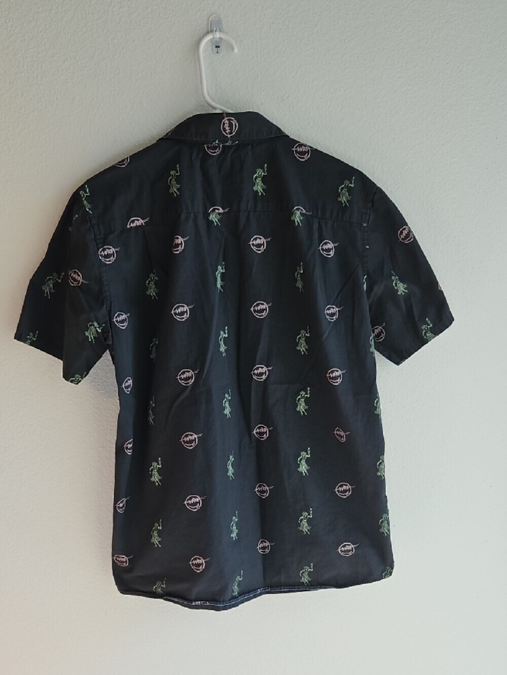 Hurley Black Short-Sleeve Button Down Shirt with Green & Pink Smile Print Medium - Picture 5 of 6